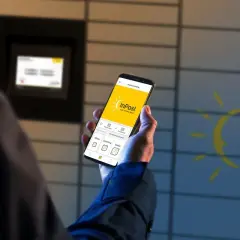 Odbieranie paczki z paczkomatu jest proste. Na ekranie telefonu widzisz aplikację InPost, która ułatwia ten proces.