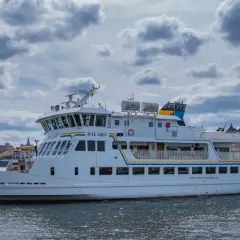 Vit passagerarfärja "Dalarö" på vattnet i Stockholm, perfekt för båtutflykter.