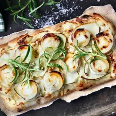 En läcker pinsa med chevre, tunna potatisskivor och rosmarin. Perfekt för en mysig kväll.