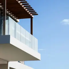 Jak zacienić balkon w bloku - skuteczne metody na komfort i prywatność