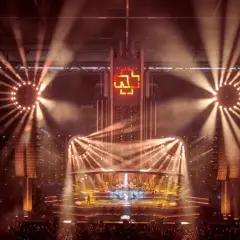 Spektakularna scena z logo Rammstein, przygotowana na koncerty 2026. Oświetlenie tworzy niesamowitą atmosferę.