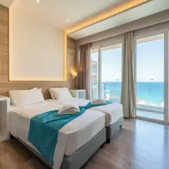 Pokój hotelowy z dwoma łóżkami i widokiem na morze. Idealne miejsce na relaks, jak w **pefkos**.