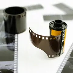 Klisza filmowa i rolki, gotowe do wywołania zdjęć. Proces jak wywołać zdjęcia z kliszy zaczyna się od tych elementów.