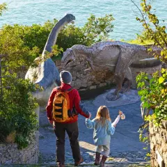 Un padre e una bambina esplorano dinosauri in Liguria, un'avventura indimenticabile per tutta la famiglia.
