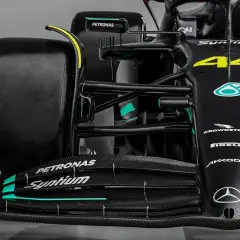 Przód czarnego bolidu F1 z numerem 44 i logo Petronas. Widoczny wskaźnik W14, opona i elementy aerodynamiczne.
