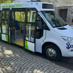 Elektryczny bus "100% ELECTRIC" na parkingu, gotowy do obsługi trasy do Morskiego Oka.