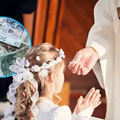Dziecko przyjmuje komunię, a obok widać stos pieniędzy. Zastanawiasz się, ile daje się na komunię?