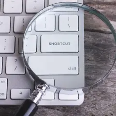 Szukając, co nacisnąć na klawiaturze żeby wydrukować, lupa wskazuje klawisz "SHORTCUT".
