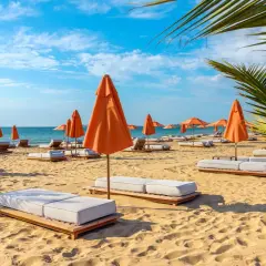 Słoneczna plaża w Złote Piaski, Bułgaria, z pomarańczowymi parasolami i leżakami na złotym piasku, gotowa na gości.