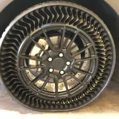 Pneu sans air, avec une structure alvéolée, semble dégonflé sans crevaison.