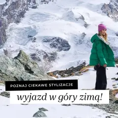 Dziewczyna w zielonej kurtce i różowej czapce pozuje na tle ośnieżonych gór. Idealna stylizacja w góry zimą.