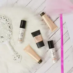 Najlepsze bazy rozświetlające pod makijaż w Rossmann – co wybrać?