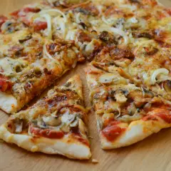 Pieczarki na pizzę: Smażyć czy surowe? Uniknij mokrego ciasta!
