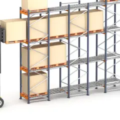 Gabelstapler belädt ein Hochregallager mit Kartons. Links wird Ware aufgesetzt, rechts wird sie entnommen – ein Beispiel für LIFO und FIFO.