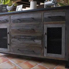 Buffet en bois vieilli, prêt à se relooker. Ses tiroirs et portes grillagées lui donnent un style industriel unique.