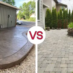 Porównanie tarasu z ciemnego, szczotkowanego betonu z brukowanym patio.