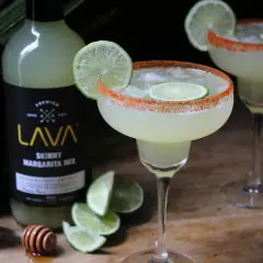Idealny margarita przepis z mixem LAVA. Dwa drinki z solą i limonką, shaker, miarka i plasterki limonki.