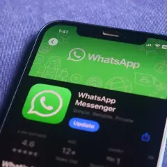 Ekran telefonu z ikoną WhatsApp. Może to oznaczać, że whatsapp nie działa lub wymaga aktualizacji.