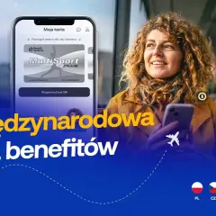 Kobieta z telefonem w ręku, na ekranie karta MultiSport. W tle autobus i flagi krajów.