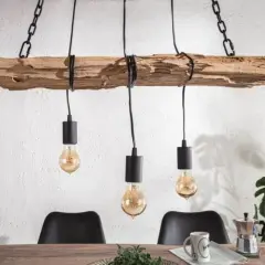 Oryginalny pomysł na lampę z drewna, wiszącą na łańcuchach, z trzema żarówkami w stylu retro.