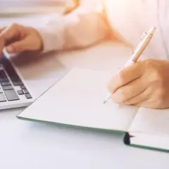 Praca dla informatyka po studiach: Jak uniknąć trudności na rynku pracy