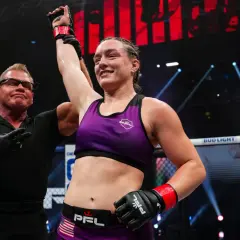 Jessica Rose Clark firar en seger i buren, med domaren som lyfter hennes arm.