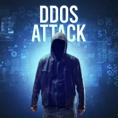 Bomba z napisem "DDoS Attack" na tle cyfrowego obwodu. To symbol zagrożenia w cyberprzestrzeni, pokazujący, ddos co to jest.