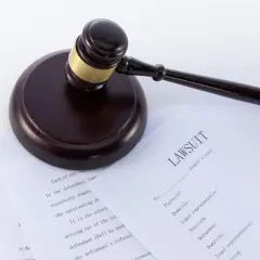 Młotek sędziowski na dokumentach z nagłówkiem "LAWSUIT". Wzór pozwu o alimenty, gotowy do wypełnienia.