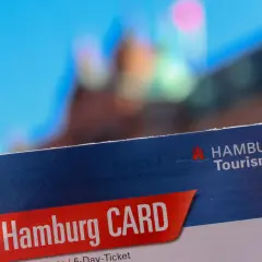 Hamburg CARD mit Logo von Hamburg Tourismus. Informieren Sie sich über die Hamburg CARD Kosten für Ihren Städtetrip.