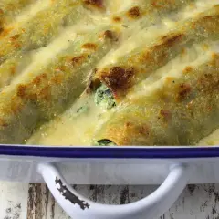 Überbackene Cannelloni mit Spinat und cremiger Käsesauce, goldbraun gebacken. Ein Genuss!