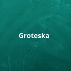 Napis "Groteska" na tle zielonej tablicy.