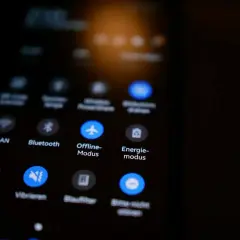 Ikona samolotu na ekranie telefonu wskazuje tryb samolotowy. Aby go wyłączyć, dotknij ikony.