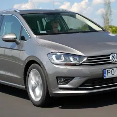Szary Volkswagen Golf Sportsvan w ruchu drogowym. Wady tego modelu mogą dotyczyć np. wyciszenia kabiny.