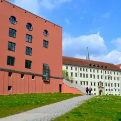 Moderne und historische Gebäude in Passau, wo man vielseitig studieren kann.