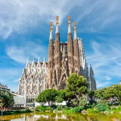 Majestatyczna Sagrada Familia w Barcelonie, z jej unikalną architekturą i zielonym otoczeniem, to miejsce pełne ciekawostek.
