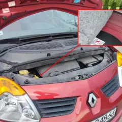 Czerwony samochód z otwartą maską. W powiększonym kadrze widoczny numer VIN na szybie.