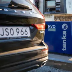 En mörk Volvo står vid en HVO-pump. Bilen har registreringsskylten JSO 966.