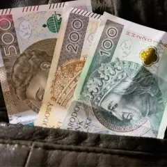 Złotówki w kieszeni kurtki. Czy to już najniższa krajowa netto?