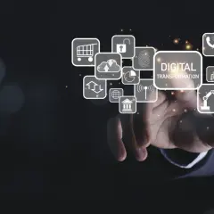 Mano interactuando con iconos de transformación digital: carrito de compras, candado, huella dactilar, nube, gráfico, teléfono, lupa, email, robot, banco.