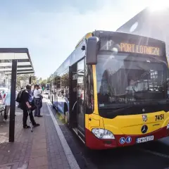 Autobus linii "Port Lotniczy" czeka na pasażerów na przystanku we Wrocławiu.