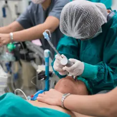 Zespół medyczny wykonuje intubację pacjenta. Objawy uszkodzenia krtani mogą wymagać takiej interwencji.
