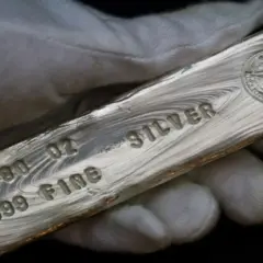 Barra d'argento con incisioni: "27.00 OZ", "999 FINE SILVER". Utile per come riconoscere l'argento antico.