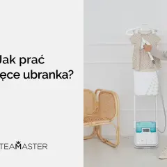 Kobieta paruje dziecięce ubranka. Dowiedz się, do kiedy prać ubranka dziecka osobno, by zapewnić mu higienę i komfort.