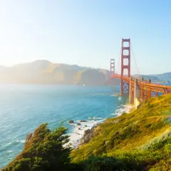 Golden Gate Bridge bei Sonnenuntergang, ein malerischer Ausblick, der zu den San Francisco Geheimtipps gehört.