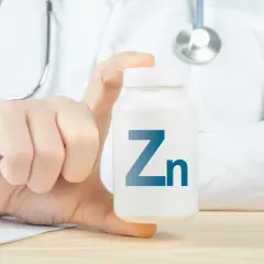 Arzt hält Zink-Präparat. Frage: wieviel zink bei histaminintoleranz?