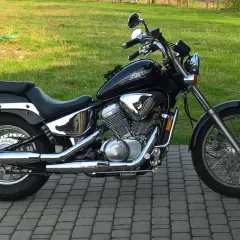 Czarny motocykl Honda Shadow 600, klasyczny cruiser. Warto sprawdzić honda shadow 600 dane techniczne przed zakupem.