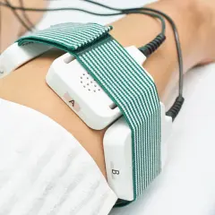 Zabieg lipolaserem na udo. Urządzenie z paskami i elektrodami A, B, C.
