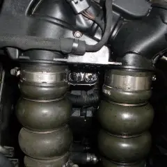 Détail du moteur avec durites gonflées, possible symptôme doseur d'air HS.