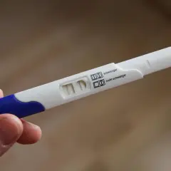 Test di gravidanza positivo, con due linee visibili. La donna è incinta, nonostante la pillola.