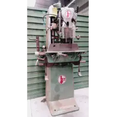 Mortaiseuse Lyon Flex, une machine d'atelier robuste et fiable, prête pour de nouveaux projets de menuiserie.